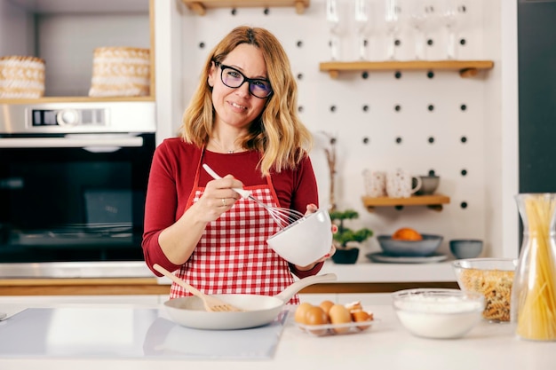 uśmiechnięta osoba jedząca domowy posiłek